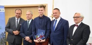 Fundacji Fundusz Ziemi Olsztyńskiej. Rozdano 54 stypendia dla utalentowanej młodzieży z powiatu olsztyńskiego.