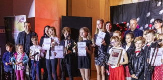 Wokalistki z Dobrego Miasta Nikola Struk oraz Aleksandra Grabarczyk na podium Powiatowego Festiwalu Piosenki Patriotycznej. Dobre Miasto, dobremiasto, warmia, powiat olsztyński